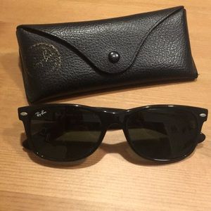 Black wayfarer ray ban sunglasses